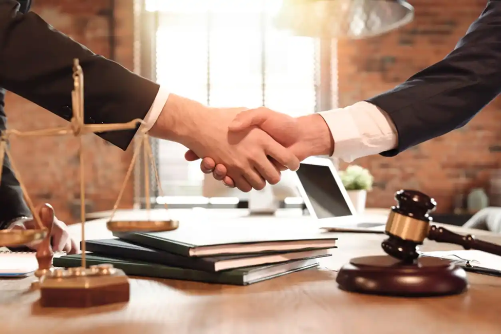 تبلیغات وکیل پایه یک دادگستری
