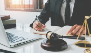 تبلیغات وکیل پایه یک دادگستری