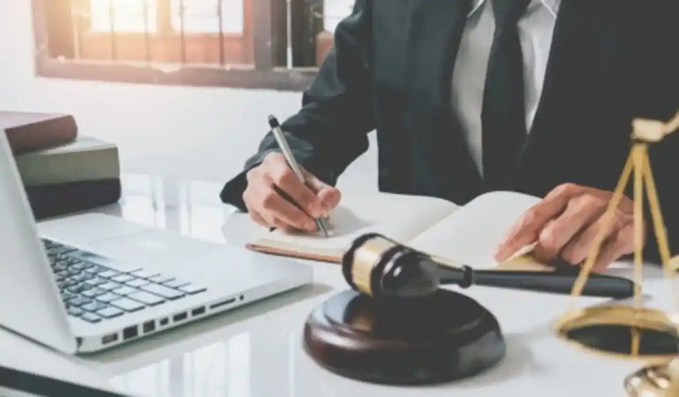 تبلیغات وکیل پایه یک دادگستری